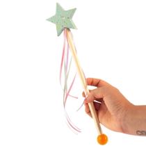 Varinha Estrela com Fitas Tons Pastel, da Criando - Brinquedo de Madeira, complemento para fantasia de Fada - Cód. TPVE