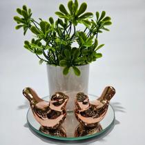 Vasinho floral com bandeja redonda e passarinhos de porcelana