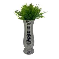 Vaso alto luxo com trabalhado prata e planta artificial