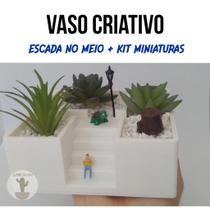 Vaso branco quadrado com escada no meio para suculentas ou cactos