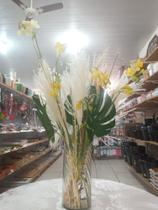 Vaso com arranjo de flor Vaso com arranjo de flor