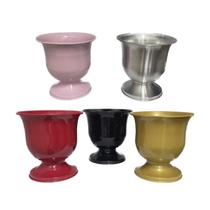 Vaso de alumínio modelo Grego grande cores - 21cm de altura c/pé - circunferência da boca 21cm Vaso de alumínio modelo Grego grande cores - 21cm de altura c/pé - circunferência da boca 21cm
