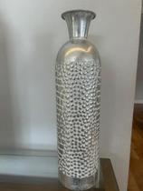 Vaso De Metal prateado detalhes branco envelhecido Altura 71cm diametro maior 21 cm de diametr boca18 cm(01 unidade) Vaso De Metal prateado detalhes branco envelhecido Altura 71cm diametro maior 21 cm de diametr boca18 cm(01 unidade)