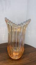 Vaso de Vidro Âmbar com Borda Ondulada Altura 22,7 x Largura 14,5 cm profundidade 11 cm Elegância e Design Sofisticado Vaso de Vidro Âmbar com Borda Ondulada Altura 22,7 x Largura 14,5 cm profundidade 11 cm Elegância e Design Sofisticado