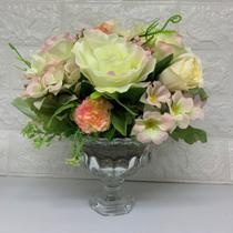 Vaso de vidro taça com arranjo floral romântico