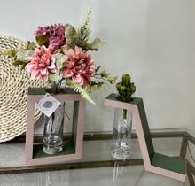 Vaso decorativo em mdf verde e rosa com vidro para flores e arranjos naturais e artificiais