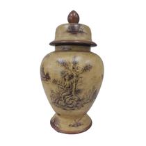 Vaso em porcelana estilo potiche, fundo amarelo-ouro escuro e pintura campestre