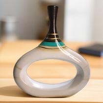 Vaso Garrafa Decorativa Sextavada em Cerâmica Branca e Detalhes Marrom Verde Dourado Tamanho 34x29cm