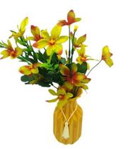 vaso na cor amarelo já decorado com as flores lindo jarro para decorar seu ambiente familiar