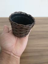 Vaso para suculentas de pvc coberto com material sintético trançados na cor preto e marrom