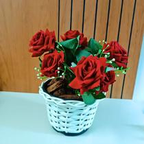 Vasos Trançado em Vime Com Buque de Rosas Vermelhas