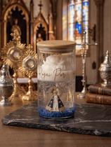 VELA AROMÁTICA ARTESANAL - EDIÇÃO NOSSA SENHORA APARECIDA (Flor de Peônia) -