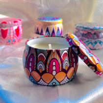 Vela Aromática Mística com Pavio de Algodão e Cera de Coco 130gr Lata Estampada Flor de Cereijeira