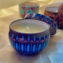 Vela Aromática Mística com Pavio de Algodão e Cera de Coco 70gr Lata Estampada Aroma Cereja e Avelã