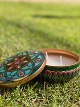 Vela aromatica na lata decorativa arabesco verde (capim limao ou bergamota) 400ml