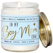 Vela de soja Soy and Sass 'Boy Mom Era' com baunilha, coco e frutas cítricas Vela de soja Soy and Sass 'Boy Mom Era' com baunilha, coco e frutas cítricas