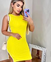 Vestidinho Canelado Premium na cor amarela com detalhe na lateral veste até o 42