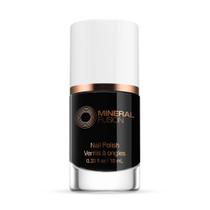 Vestidinho preto com esmalte de unhas Mineral Fusion