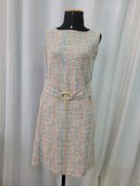 Vestido bege com decoração na cintura