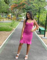 Vestido canelado com folho