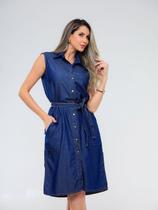 Vestido Chemise Jeans Midi Feminino com Fechamento Frontal em Botões, Acompanha cinto e Bolsos Laterais Vestido Chemise Jeans Midi Feminino com Fechamento Frontal em Botões, Acompanha cinto e Bolsos Laterais