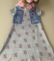 Vestido cinza com desenhos de morangos e desenho que imita colete jeans