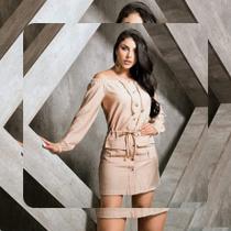 Vestido com decote nos ombros botoes