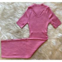 Vestido com manga detalhe no pescoço e no decote