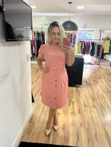 Vestido Crepe Microfibra, Salmão, Saia Evasê com Recorte Detalhe Botão, Cinto, Forro, Invait BM1070 Vestido Crepe Microfibra, Salmão, Saia Evasê com Recorte Detalhe Botão, Cinto, Forro, Invait BM1070