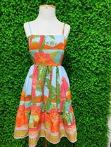 Vestido curto de alcinha decote e látex e amarração nas costas com estampa colorida Vestido curto de alcinha decote e látex e amarração nas costas com estampa colorida