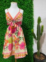 Vestido curto de alcinha decote e látex nas costas com estampa florida Vestido curto de alcinha decote e látex nas costas com estampa florida