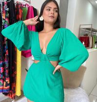 Vestido curto, decotado Vestido curto, decotado