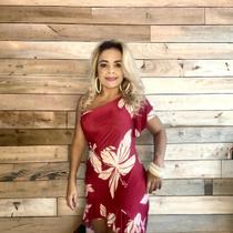 Vestido curto na cor vermelha estampada, veste tamanho 40.