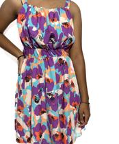 Vestido Curto Nega Rio Estampado Fusion Leve, Colorido e Cheio de Personalidade Vestido Curto Nega Rio Estampado Fusion Leve, Colorido e Cheio de Personalidade