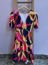 Vestido decote V estampado. Veste M/G Vestido decote V estampado. Veste M/G
