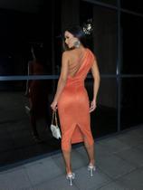 Vestido Drapeado com Cordões e Fenda na Barra Traseira da Saia. Vestido Drapeado com Cordões e Fenda na Barra Traseira da Saia.
