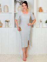 Vestido Elegante Midi Tubinho Liso com Brilho Decote Quadrado com Fenda Manga Curta Cor:OffTamanho:P Vestido Elegante Midi Tubinho Liso com Brilho Decote Quadrado com Fenda Manga Curta Cor:OffTamanho:P
