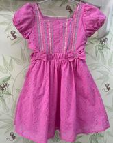 Vestido em Laise Rosa com Bordados Coloridos no Busto e Mangas Princesa