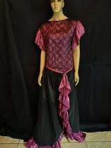 Vestido em tafetá, renda e cetim bordô. (Tam: P/M) Vestido em tafetá, renda e cetim bordô. (Tam: P/M)