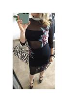 Vestido em tule com flores em veludo