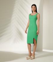 Vestido estruturado com aviamento