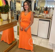 Vestido Feminino Dzarm, longo, manga cavada, tamanho M, cor laranja, tecido crepe. Vestido Feminino Dzarm, longo, manga cavada, tamanho M, cor laranja, tecido crepe.
