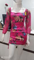Vestido feminino estampa 3D com fenda na lateral e ombreiras com detalhes