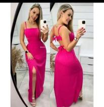 Vestido feminino longo vazado nas laterais na cor rosa no tamanho M