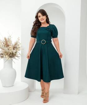 Vestido Feminino Mídi Manga Princesa Plissada com Cinto e Detalhe flor - Plena Persona Vestido Feminino Mídi Manga Princesa Plissada com Cinto e Detalhe flor - Plena Persona