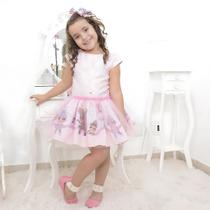 Vestido infantil tema LOL Surprise com tule rosa sobre a saia