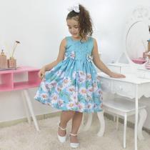Vestido infantil verde com margaridas brancas e libélulas