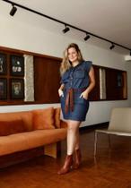 Vestido Jeans Curto com Cinto de Couro Plus Size