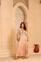 Vestido Longo Boho com Detalhes em Dourado com decote em V Manga 3/4 01-36 Vestido Longo Boho com Detalhes em Dourado com decote em V Manga 3/4 01-36