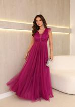 Vestido longo de festa com decote v na frente nas costa , no tecido tule brilhoso.